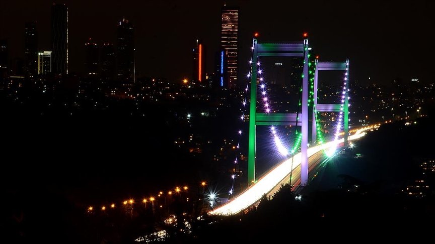 İstanbul’un köprüleri Pakistan Milli Günü için yeşil ve beyaz renklerle aydınlatıldı