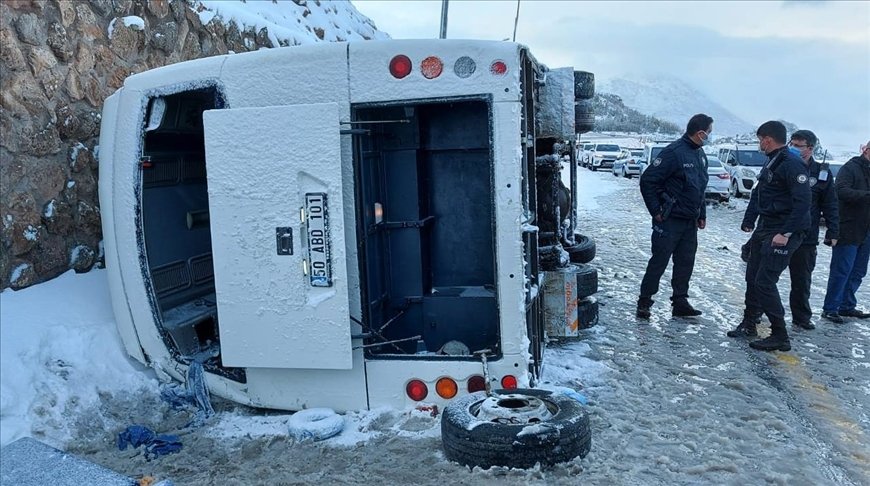Kayseri’de Endonezyalı turistleri taşıyan midibüs devrildi: 25 yaralı