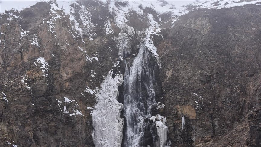 Beyaza bürünen Kars’taki Susuz Şelalesi ile Aygır Gölü sisle kaplandı