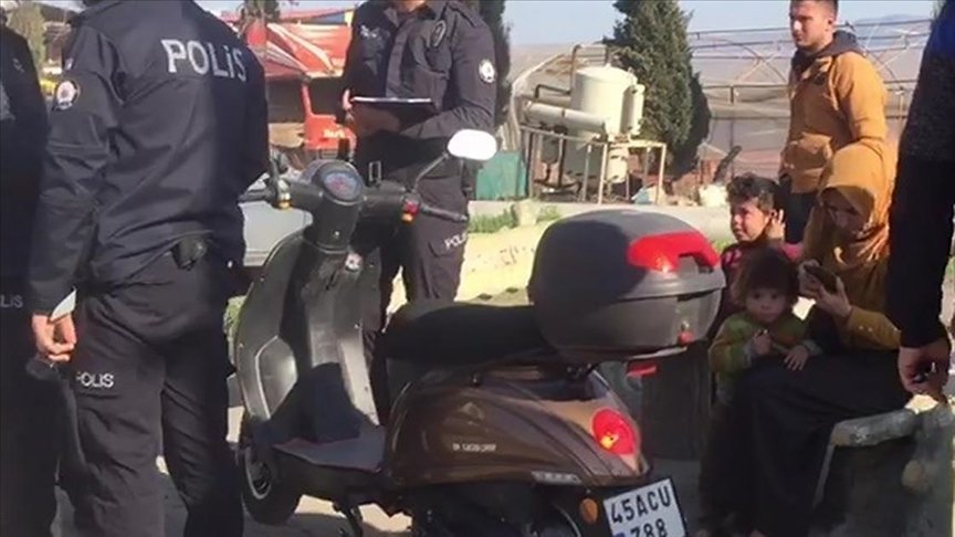 Manisa’da yangında evde mahsur kalan anne ve 2 çocuğunu esnaf kurtardı