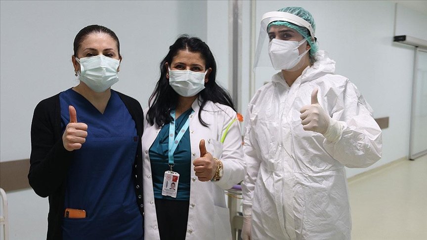 Koronavirüs savaşçısı kadın sağlık çalışanları ‘8 Mart’ı görevleri başında karşıladı
