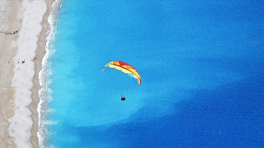 Ölüdeniz’in ‘renkli aksesuarları’ adrenalin tutkunlarına gökyüzünden eşsiz manzaralar sunuyor