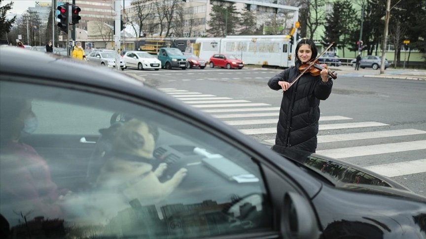 Saraybosna sokaklarının Perulu kemancısı Türkiye’yi görmenin hayalini kuruyor