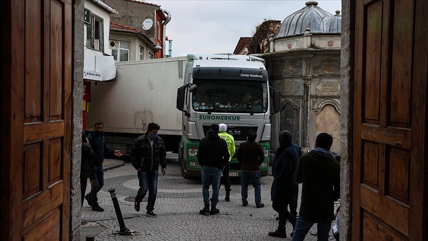Üsküdar’da yabancı plakalı tır, girdiği ara sokakta sıkıştı