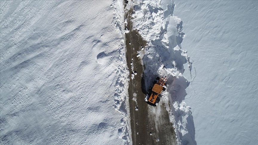 Erzurum’da ‘kar kaplanları’nın ilkbahardaki zorlu karla mücadelesi drone ile görüntülendi