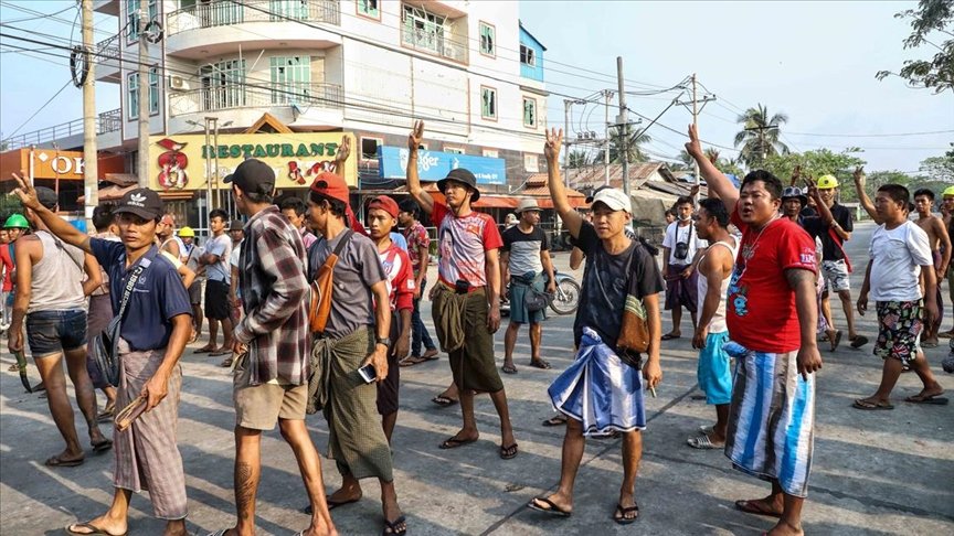 Myanmar’da komşu ülkelere sığınma hazırlığındaki vatandaşların sayısı artıyor