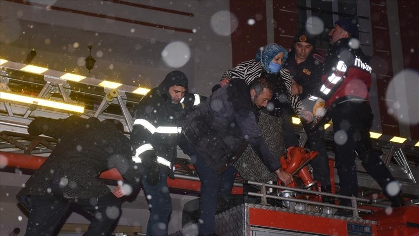 Kars’ta 6 katlı binada çıkan yangında dumandan etkilenen 41 kişi hastaneye kaldırıldı