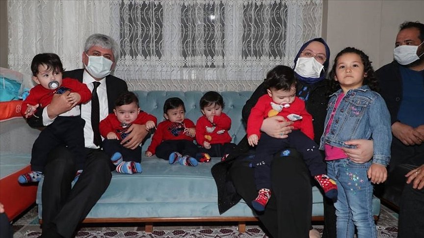 Bakan Zehra Zümrüt Selçuk Hatay’daki beşiz bebek sahibi aileyi ziyaret etti