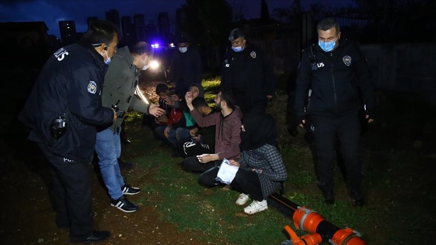 Adana’da polisten kaçmaya çalışan şüpheliler patates tarlasında yakalandı