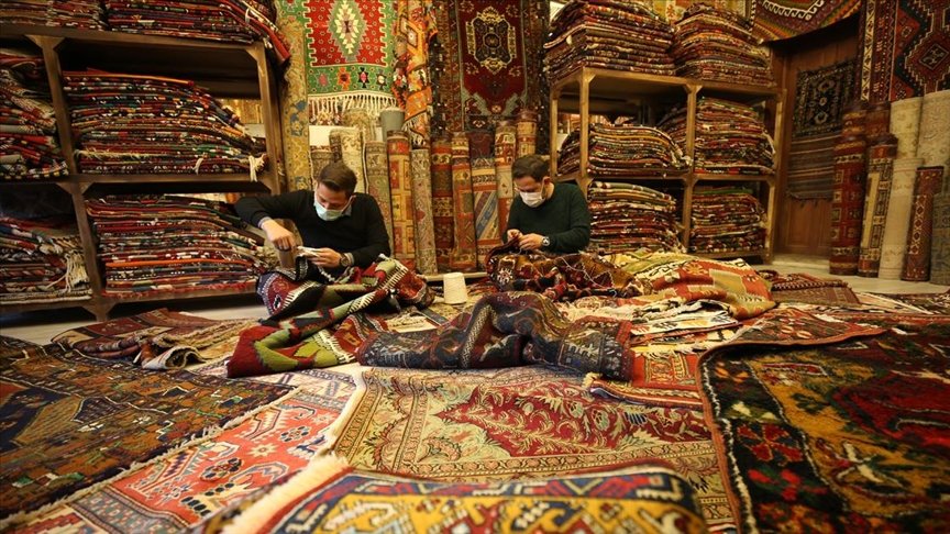 ‘Halı doktoru’ baba ve oğulları eski dokuma halılara hayat veriyor
