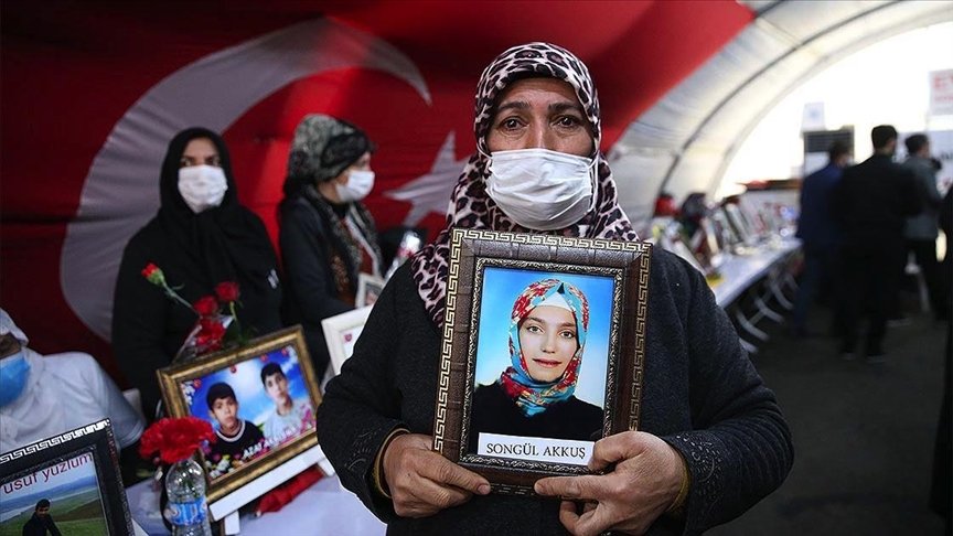Evlat nöbeti tutan annelerden 8 Mart Dünya Kadınlar Günü’nde HDP ve PKK’ya tepki