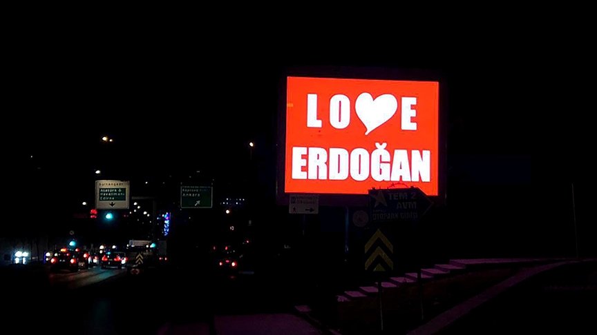 Gaziosmanpaşa’da ‘Love Erdoğan’ görseli LED ekranlara yansıtıldı