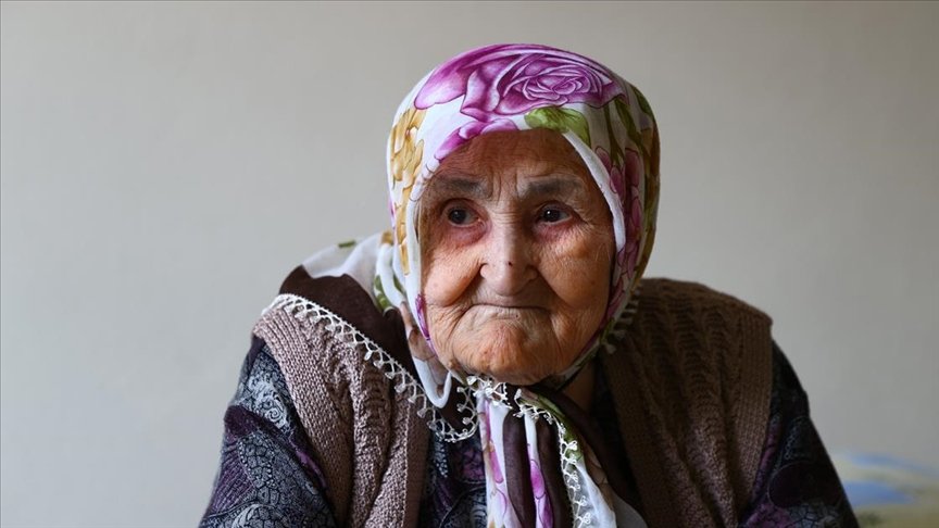 106 yıllık ömründe iki salgın dönemini yaşayan Safiye nine fedakar sağlıkçılara duacı