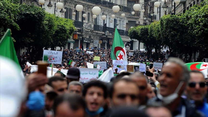 Cezayir’de halk ‘köklü değişim’ talebiyle yine sokaklara indi