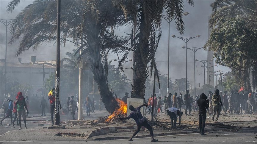 Senegal muhalif lider Sonko’nun gözaltına alınmasıyla karıştı