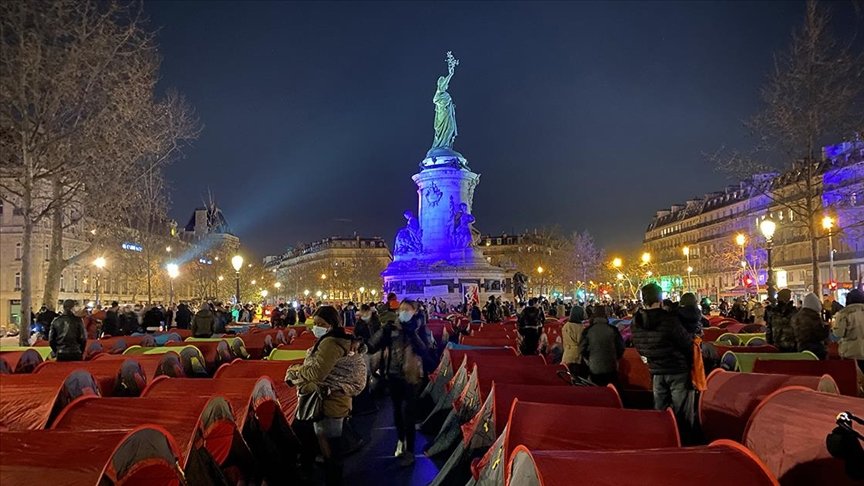 Paris’in ortasında düzensiz göçmenler hükümete tepkilerini göstermek için kamp kurdu