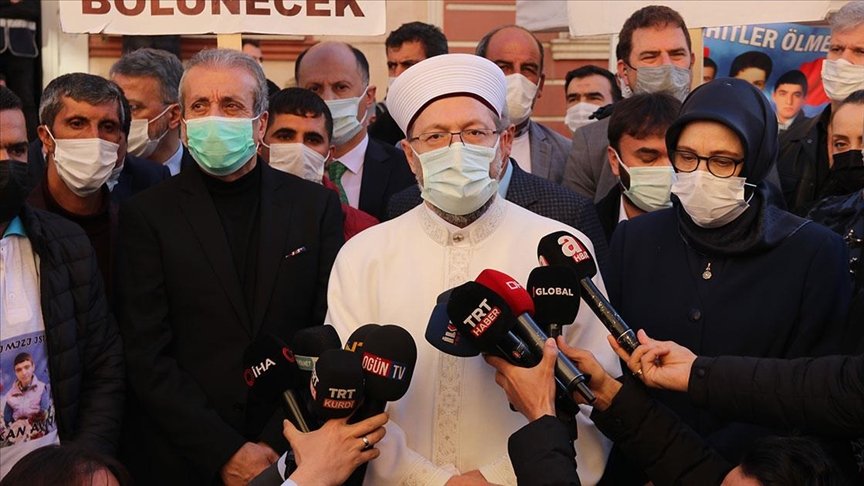 Erbaş’tan Diyarbakır annelerine ziyaret: Cenab-ı Hak en kısa zamanda annelerimizin evlatlarına kavuşmasını nasip eylesin