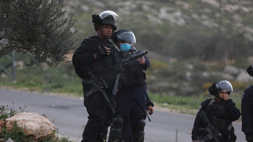 İsrail güçleri Batı Şeria’da 2’si Hamas yetkilisi 22 Filistinliyi gözaltına aldı