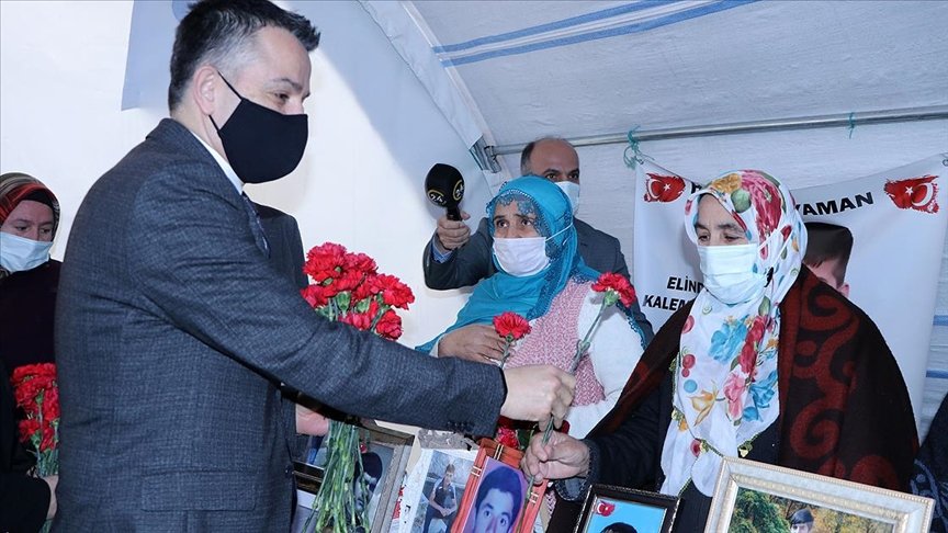 Bakan Pakdemirli, Diyarbakır annelerini ziyaret etti: Ailelerimiz, bu terörist örgütün ne olduğunu dünyaya duyurmuş oldu