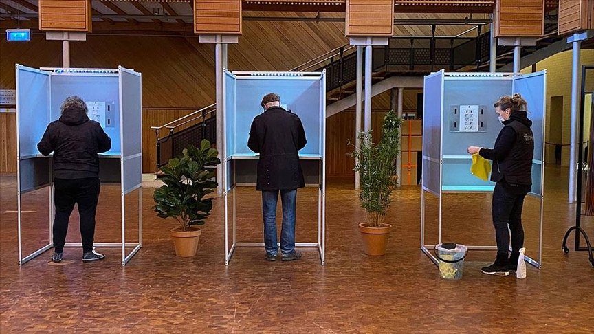 Hollanda halkı Kovid-19 salgını gölgesinde sandığa gidiyor