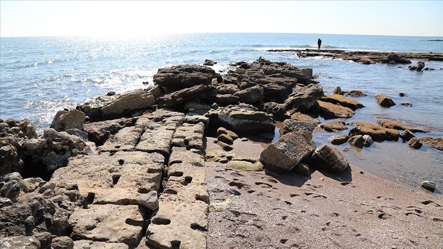 Mersin’de antik kentin limanının bir kısmı, deniz suyunun çekilmesiyle ortaya çıktı