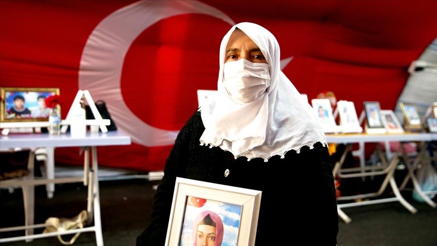 Diyarbakır annelerinden Hatice Levent: Hepiniz gelin, ellerinizden tutun kaçın gelin, devletimize teslim olun