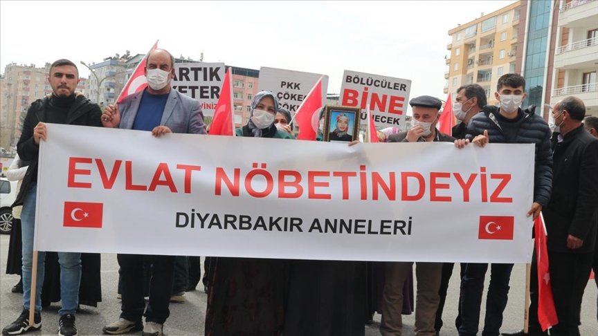 Batman’dan gelen anne 2 oğlu için Diyarbakır’daki evlat nöbetine katıldı