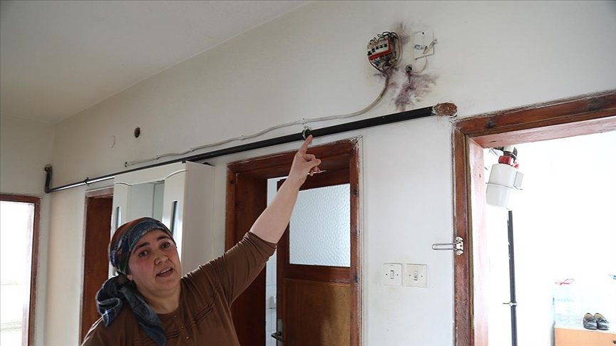 Ankara’da 5 katlı apartmanın çatısına isabet eden yıldırım hasara neden oldu