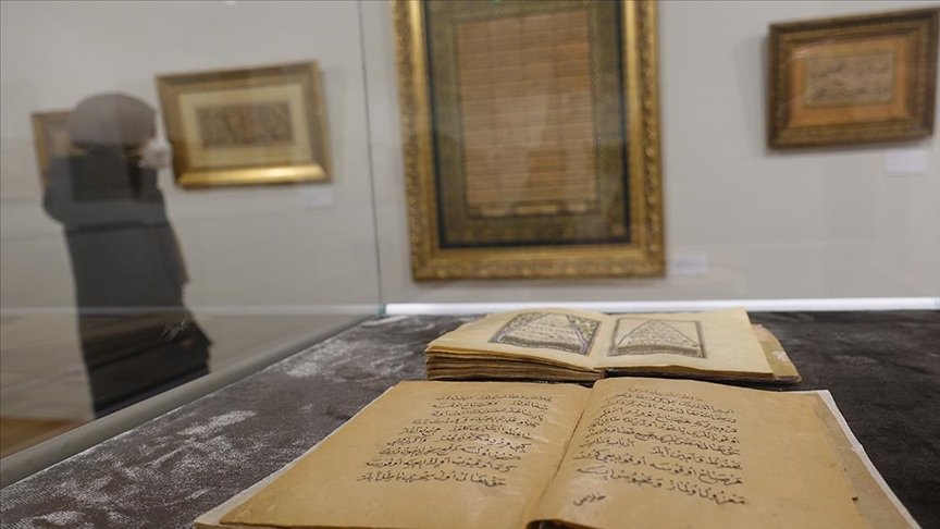 Hattat Abdurrahman Kılıç’ın koleksiyonundan oluşan ‘Asar’ sergisi Kadırga Sanat Galerileri’nde açıldı