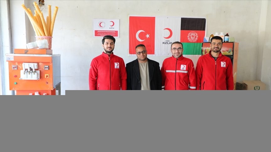 Türk Kızılay ülkesine dönen Afganlara iş imkanı sağlıyor