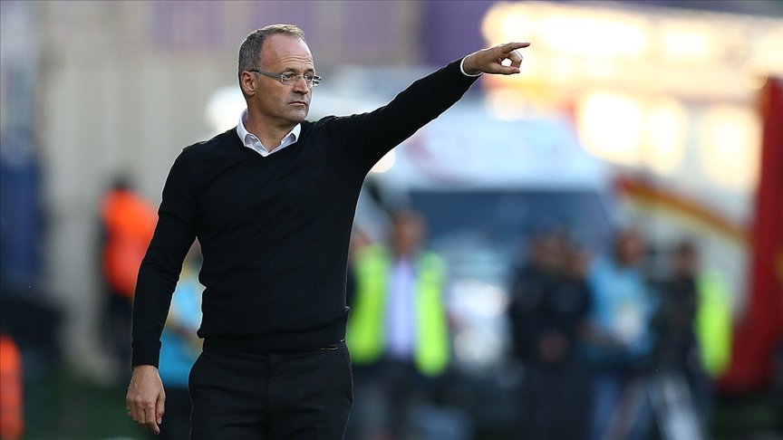 Yeni Malatyaspor teknik direktörlük görevine İrfan Buz’un getirildiğini açıkladı
