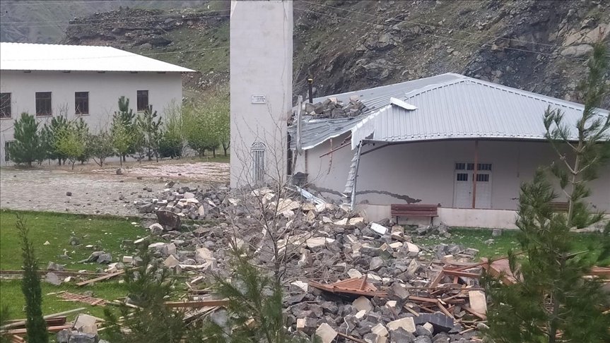 Bingöl ve Batman’da fırtınada bazı binaların çatıları uçtu