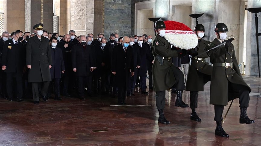 Bahçeli, yeni MYK ve MDK üyeleriyle Anıtkabir’i ve Alparslan Türkeş’in anıt mezarını ziyaret etti