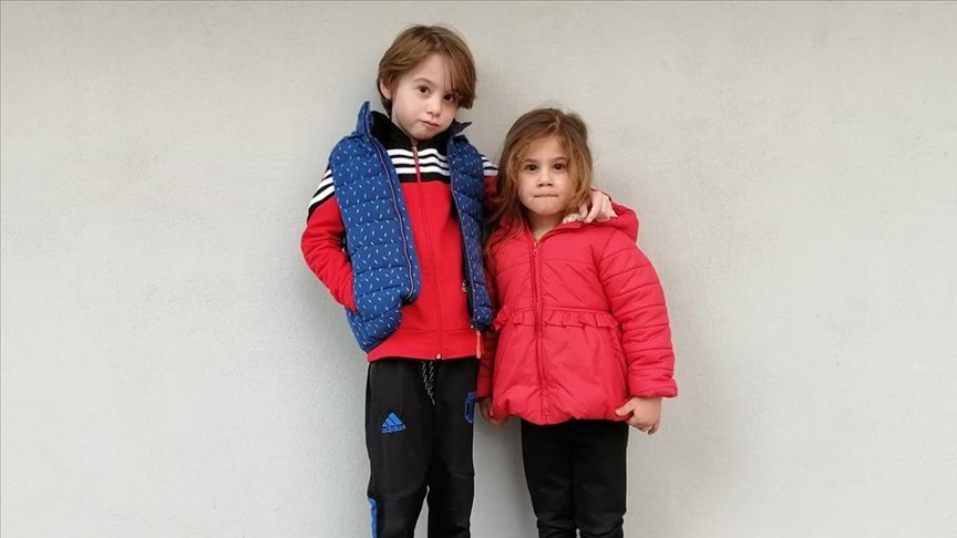 Manisa’da yaşayan 3,5 yaşındaki Elif Naz’ın İstiklal Marşı okuduğu anlar beğeni topladı