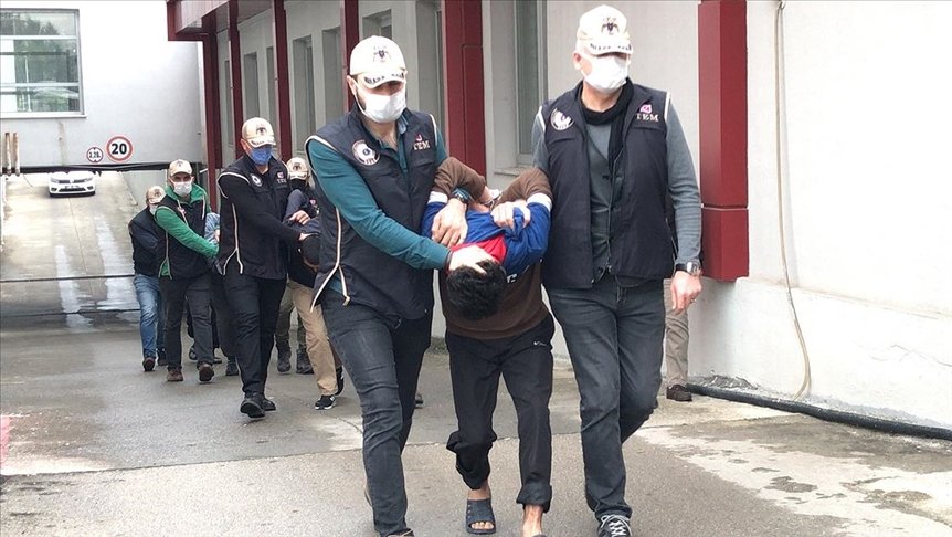 Adana’da 79 mezarın tahrip edilmesiyle ilgili yakalanan DEAŞ bağlantılı 6 zanlı adliyede
