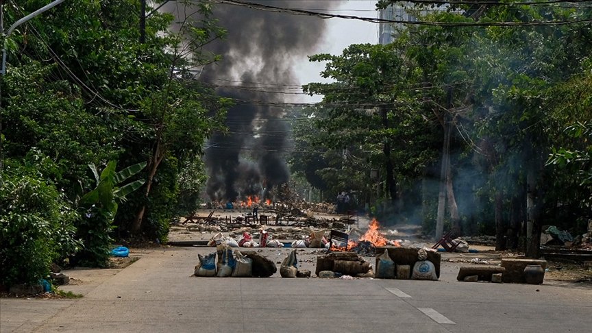 Myanmar’da darbe karşıtları yollara çöp dökme eylemi başlattı