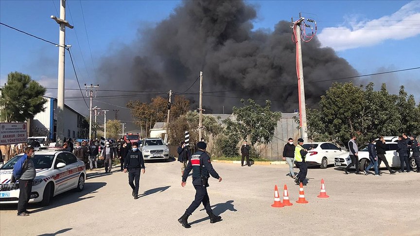 Mersin’de muz sarartma tesisinde çıkan yangına müdahale ediliyor