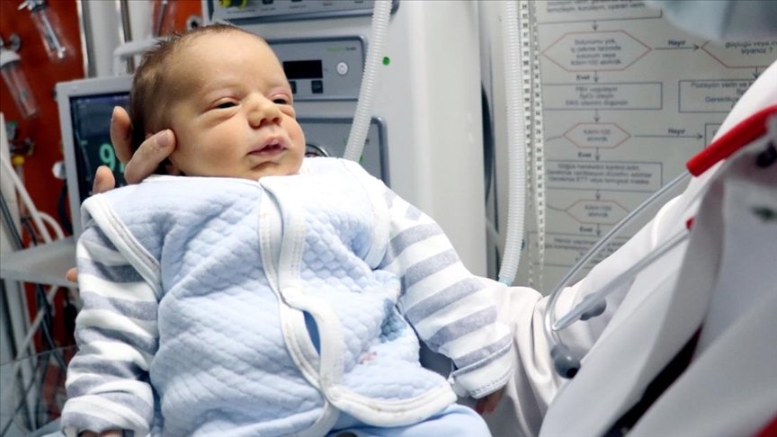 Kovid-19’dan yattığı hastanede ikinci bebeğini dünyaya getirdi