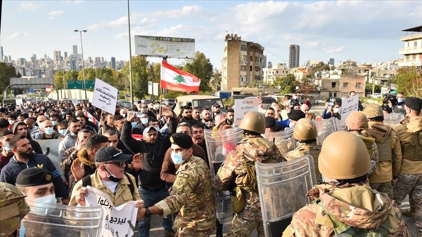 Lübnan’da protestocular yönetimin istifasını istedi