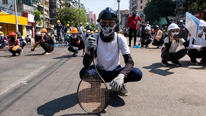 Myanmar’da güvenlik güçlerini protesto eden göstericiler yasağa rağmen sokaklara döküldü