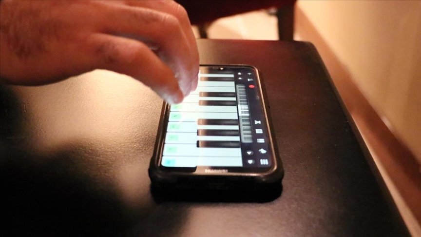 Samsun’da müzik öğretmeni öğrencilerine sanal enstrümanlarla ders veriyor