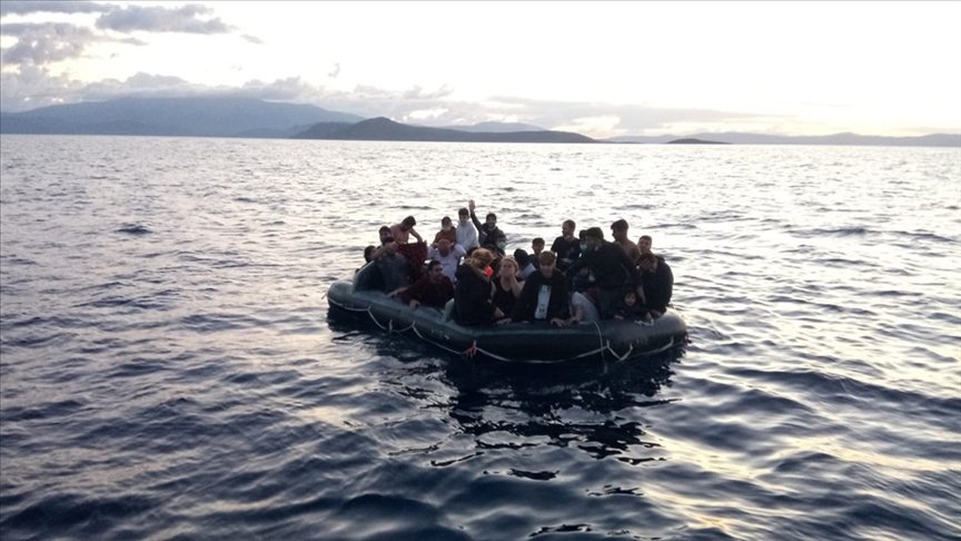 İzmir’de Türk kara sularına itilen 37 düzensiz göçmen kurtarıldı