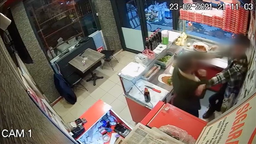 Çalışana çiğ köfte dürüm fırlatan saldırgan ‘silahla yaralama’dan yargılanacak