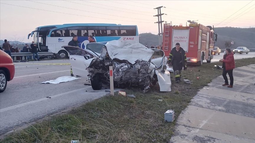 Akçakoca’da otobüs ile otomobil çarpıştı: 3 ölü, 11 yaralı