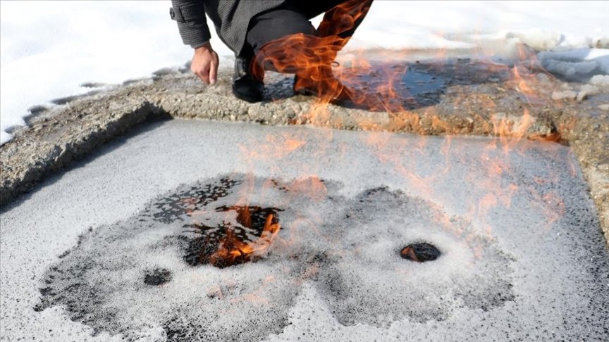 Erzurum’da kaynak suyu üzerinde oluşan köpüklerin yanması vatandaşların ilgisini çekiyor