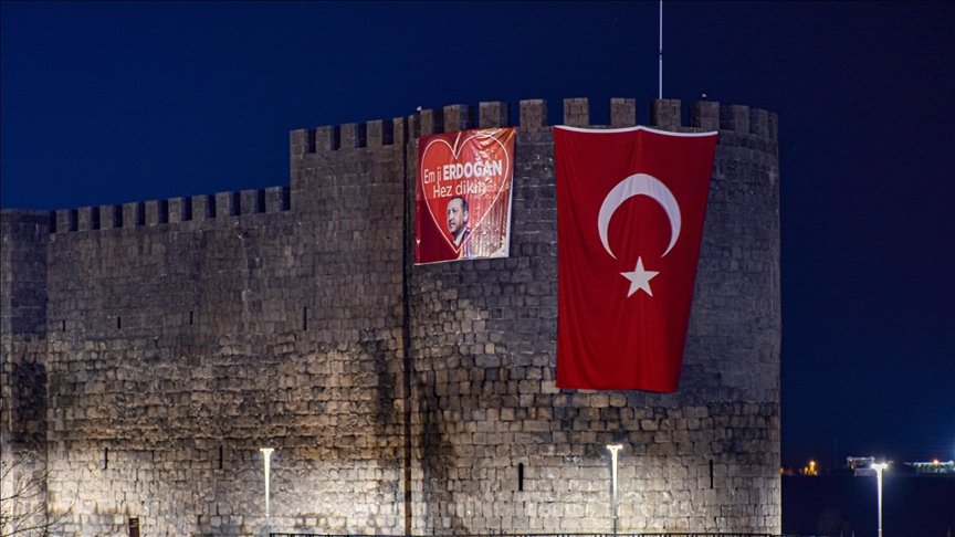 Diyarbakır Kalesi’ne Kürtçe ‘Biz Erdoğan’ı seviyoruz’ pankartı asıldı