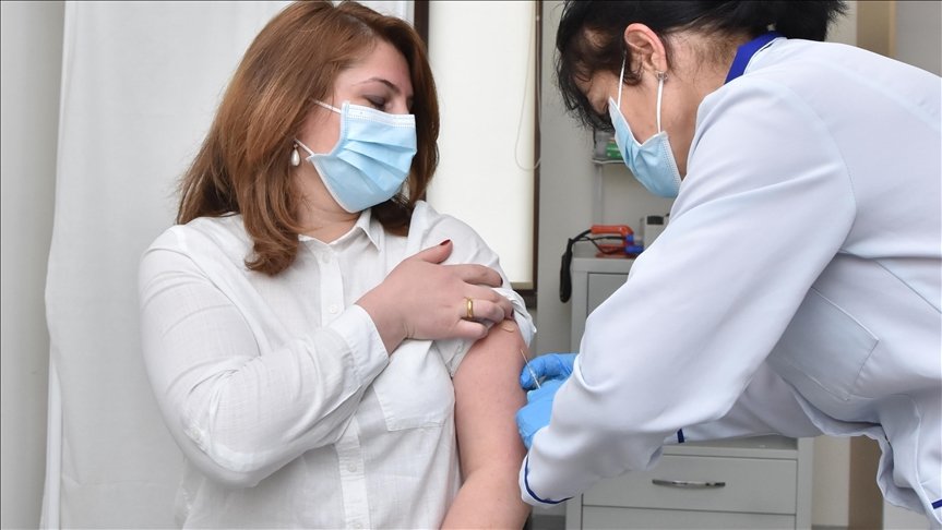 Gürcistan’da sağlık çalışanları Kovid-19’a karşı aşılanmaya başladı