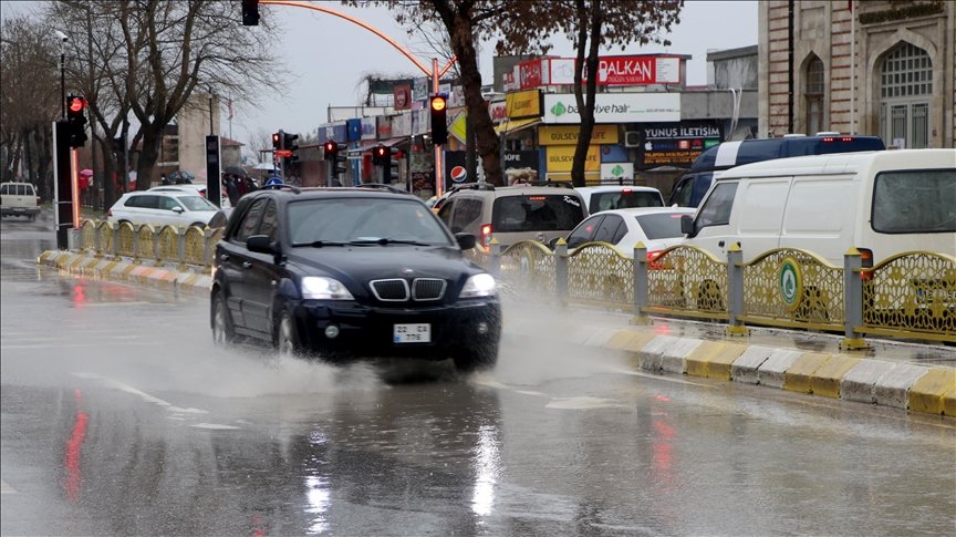 Edirne’de sağanak nedeniyle cadde ve sokaklarda su birikintileri oluştu