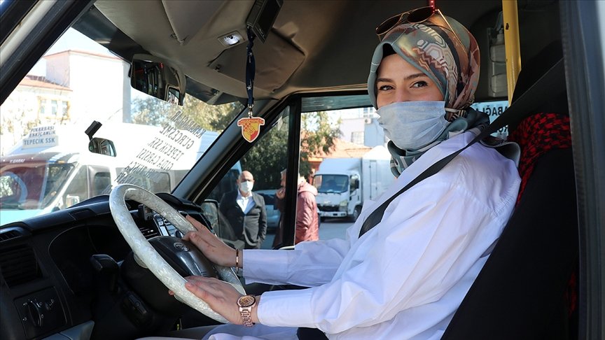İzmir’de dolmuş şoförlüğüne başlayan genç kız babasını gururlandırdı