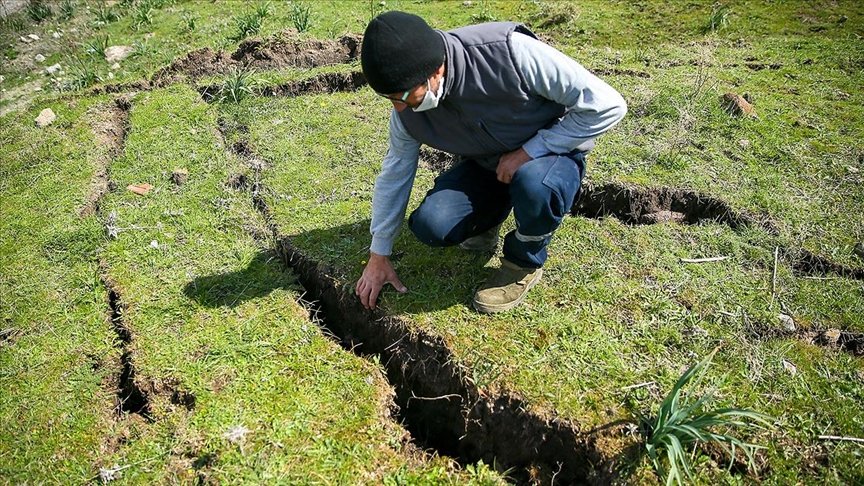 İzmir Büyükşehir Belediyesi Çiğli’deki yer hareketlerinin sebebinin atık depolama tesisi olmadığını açıkladı